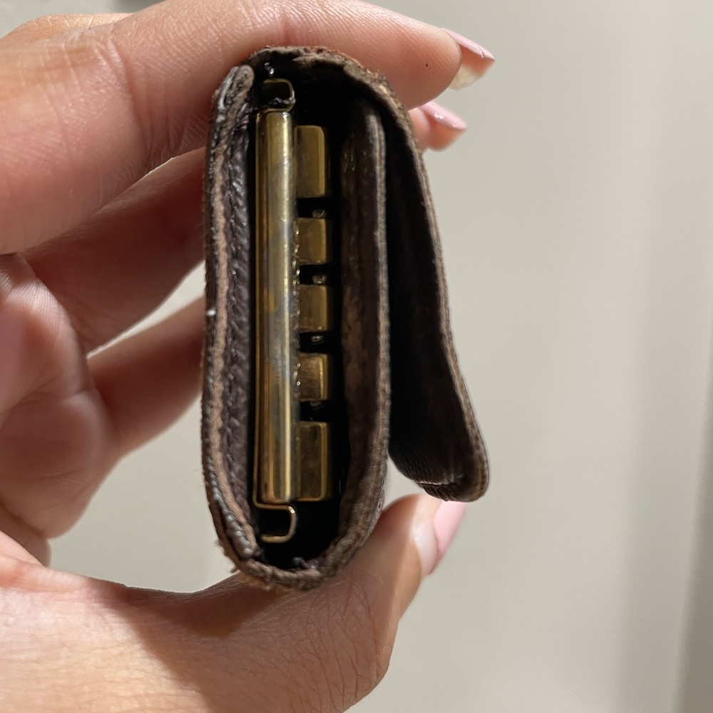 Louis Vuitton Key Holder with Gold Button - Picture 4 of 6
